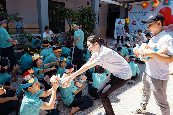 Hình ảnh biểu đồ hoạt động tài khoản và danh sách giao dịch, tượng trưng cho việc kiểm tra lịch sử hoạt động để phát hiện bất thường.