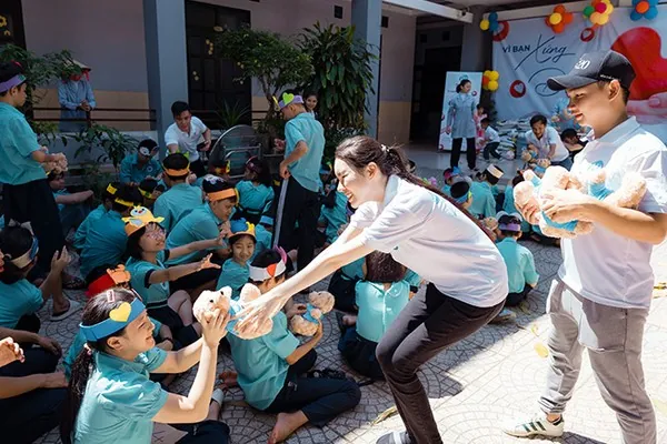 Hình ảnh biểu đồ hoạt động tài khoản và danh sách giao dịch, tượng trưng cho việc kiểm tra lịch sử hoạt động để phát hiện bất thường.