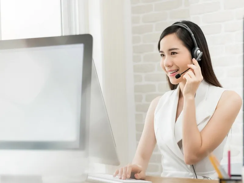 Hình ảnh sách vở, máy tính tượng trưng cho việc học hỏi và thực hành