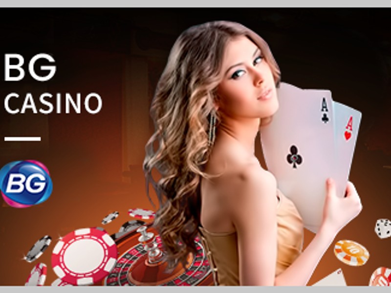 Sảnh Casino Trực Tuyến với bàn Baccarat và Dealer người thật